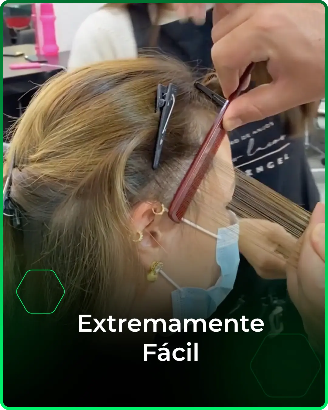 Profissional separando uma mecha de cabelo durante a Técnica Flash
