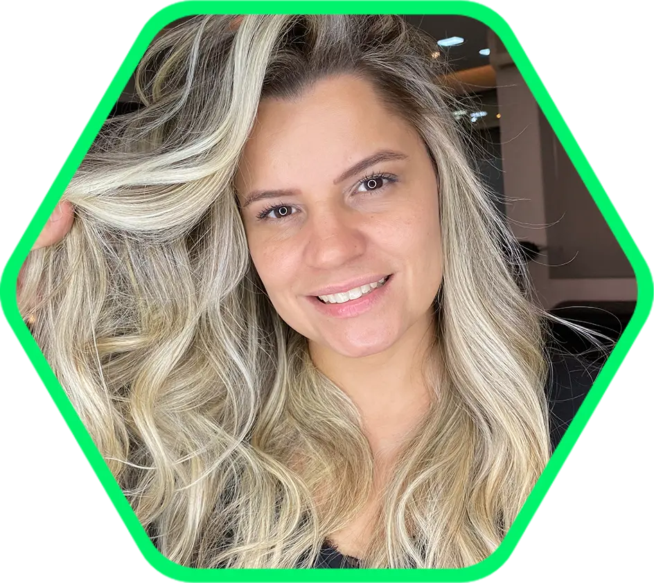 Cliente com resultado de loiro iluminado