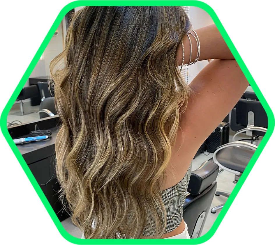 Morena iluminada com ondas